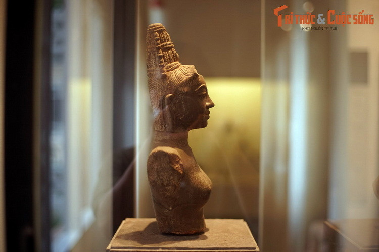 Theo truyền thuyết Chăm, nữ thần Devi có tên thật là Rija Kula Hara Devi, là vợ của vua Indravarman II. Lúc sinh thời, bà là người có tấm lòng từ bi và có nhiều công lao với đất nước. Sau khi mất, bà được vua Jaya Shinhavarman I phong thần và dựng tháp thờ.