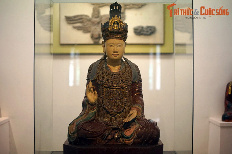 Tượng được tạc bằng gỗ nguyên khối, có chiều cao 111 cm, tạo hình trong tư thế chân xếp bằng kiểu Kiết già toàn phần, một tay ngửa ra đặt trong lòng đùi, tay kia giơ ngang ngực kết ấn Vô Úy. Trang phục của tượng là triều phục, gồm nhiều lớp áo, được tạo tác hết sức cầu kỳ.