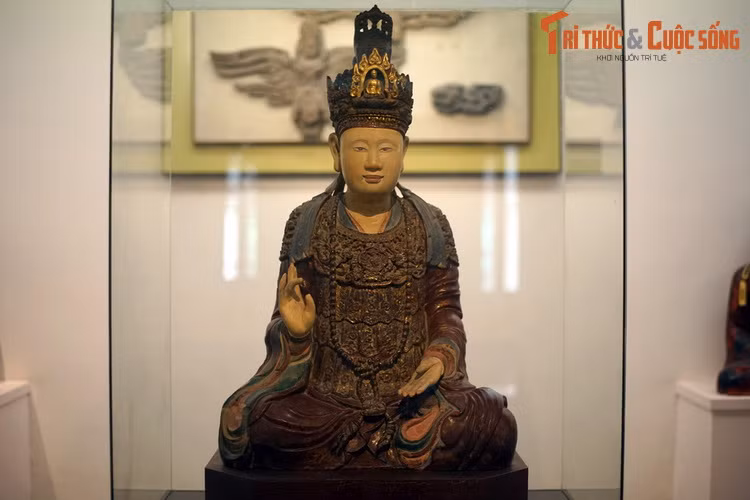 Tượng được tạc bằng gỗ nguyên khối, có chiều cao 111 cm, tạo hình trong tư thế chân xếp bằng kiểu Kiết già toàn phần, một tay ngửa ra đặt trong lòng đùi, tay kia giơ ngang ngực kết ấn Vô Úy. Trang phục của tượng là triều phục, gồm nhiều lớp áo, được tạo tác hết sức cầu kỳ.