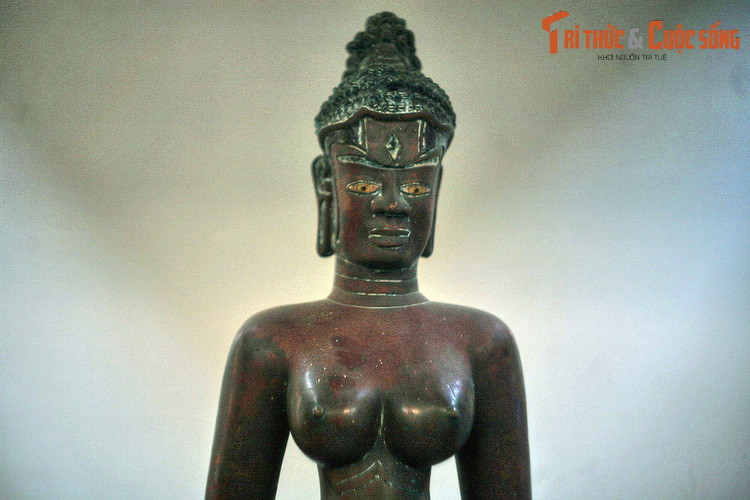 Tượng được đúc bằng đồng, cao 129,3 cm, thể hiện hình ảnh người phụ nữ ngực trần, toát lên một phong cách mỹ thuật rất phóng khoáng. Bầu ngực tượng nữ thần được thể hiện tròn căng đầy sức sống phồn thực, ẩn chứa mong muốn về một cuộc sống no đủ, bình yên và hạnh phúc.