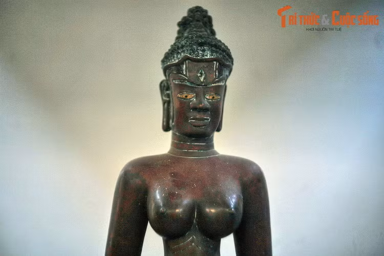 Tượng được đúc bằng đồng, cao 129,3 cm, thể hiện hình ảnh người phụ nữ ngực trần, toát lên một phong cách mỹ thuật rất phóng khoáng. Bầu ngực tượng nữ thần được thể hiện tròn căng đầy sức sống phồn thực, ẩn chứa mong muốn về một cuộc sống no đủ, bình yên và hạnh phúc.