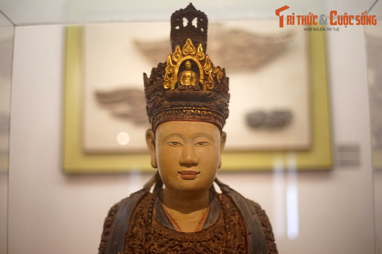 Điểm lôi cuốn nhất của pho tượng chính là gương mặt tươi sáng rạng rỡ, phúc hậu, chân thực với dái tai dài, cổ cao ba ngấn. Chiếc vương miện được chạm khắc tỉ mỉ, phía trước có tạc tượng A Di Đà ngồi tọa thiền, thể hiện sự kính ngưỡng của dân gian dành cho hoàng hậu họ Trịnh.