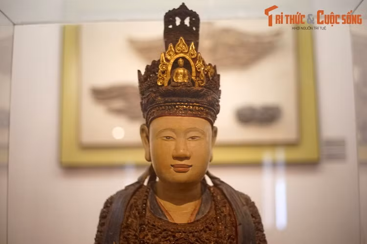 Điểm lôi cuốn nhất của pho tượng chính là gương mặt tươi sáng rạng rỡ, phúc hậu, chân thực với dái tai dài, cổ cao ba ngấn. Chiếc vương miện được chạm khắc tỉ mỉ, phía trước có tạc tượng A Di Đà ngồi tọa thiền, thể hiện sự kính ngưỡng của dân gian dành cho hoàng hậu họ Trịnh.