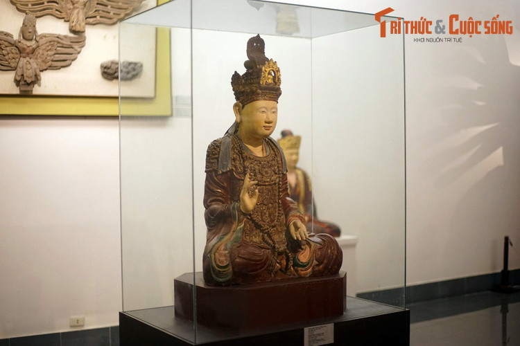 1. Được lưu giữ tại Bảo tàng Mỹ thuật Việt Nam, Bảo vật quốc gia - Tượng Hoàng hậu Trịnh Thị Ngọc Trúc có từ thế kỷ 17, được coi là tác phẩm nghệ thuật cổ xuất sắc bậc nhất trong việc tái hiện vẻ đẹp người phụ nữ Việt Nam. Hiện vật có nguồn gốc từ chùa Mật Sơn, Thanh Hóa.