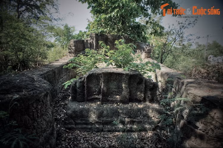 Khu mộ cổ này tọa lạc trên mảnh đất rộng chừng 500 mét vuông, cây cỏ um tùm. Công trình có quy mô rất bề thế, được xây bằng đá và hợp chất vôi, cát, theo kiểu thức thường thấy ở mộ của những người thuộc giới giới quan lại, quý tộc Việt thời xưa.