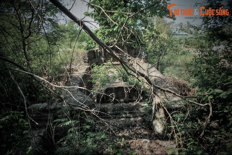 Theo những lời đồn đại được lưu truyền của nhiều thế hệ của cư dân địa phương, người nằm dưới mộ cổ Ba Động có thể là chị hoặc em của vua Gia Long. Đó là lý do khiến khu mộ được gọi là mộ “mộ Quận chúa”.