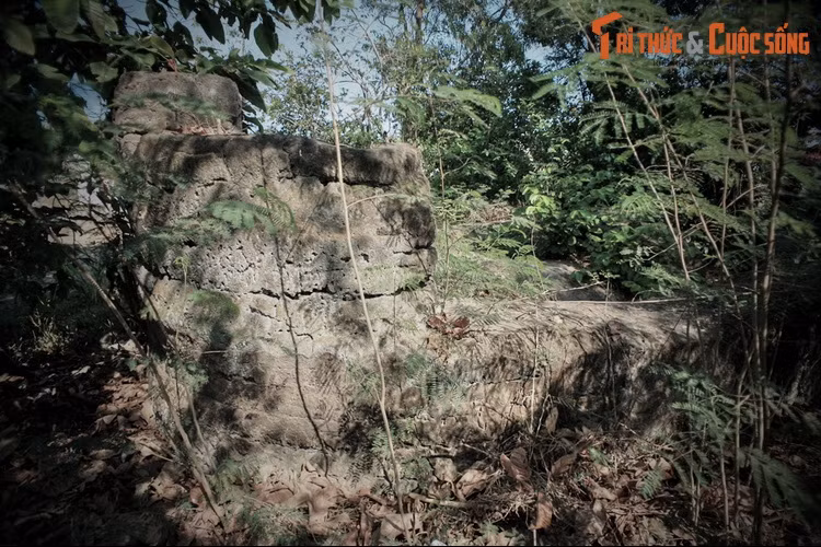 Khi lên ngôi, vua Gia Long đã cho xây lại mộ của bà đúng với quy mô hoàng tộc. Do các đổi thay của lịch sử mà không còn tư liệu chính thức nào về ngôi mộ ở Ba Động được lưu giữ.