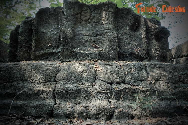 Trở lại với ngôi mội quận chúa Ba Động, cho đến nay ngôi mộ được coi là một bí ẩn đang chờ các nhà sử học, khảo cổ học nghiên cứu làm sáng tỏ gốc tích.