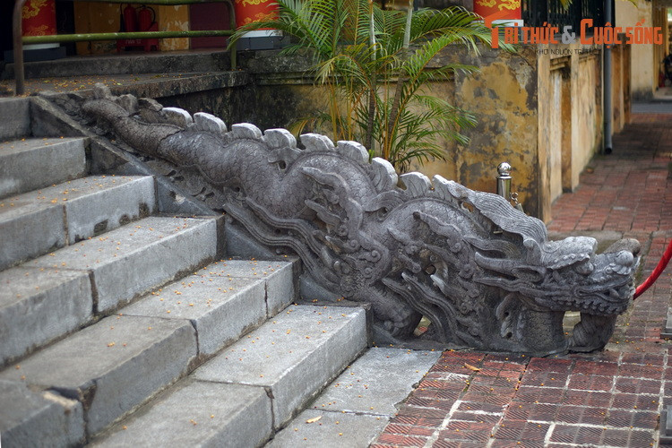 Cặp rồng này dài 3,4 mét (cặp rồng phía trước dài 5,3 mét), thân cũng uốn 7 khúc.