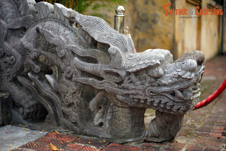 Điểm khác biệt lớn nhất trong tạo hình của cặp rồng nhỏ so với cặp rồng lớn là thân cặp rồng nhỏ có vẩy, còn thân cặp rồng lớn để trơn.