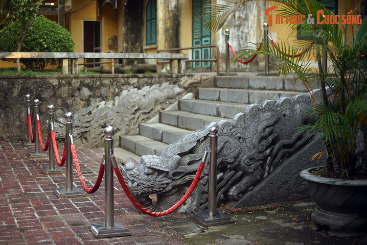 Nhiều người biết tới điện Kính Thiên của Di sản thế giới Hoàng thành Thăng Long qua cặp rồng đá nguyên khối được coi là kiệt tác của nền mỹ thuật cổ Việt Nam, chầu hai bên lối lên thềm trước điện. Ít ai biết phía sau cung điện này còn một cặp rồng đá đẹp không kém.