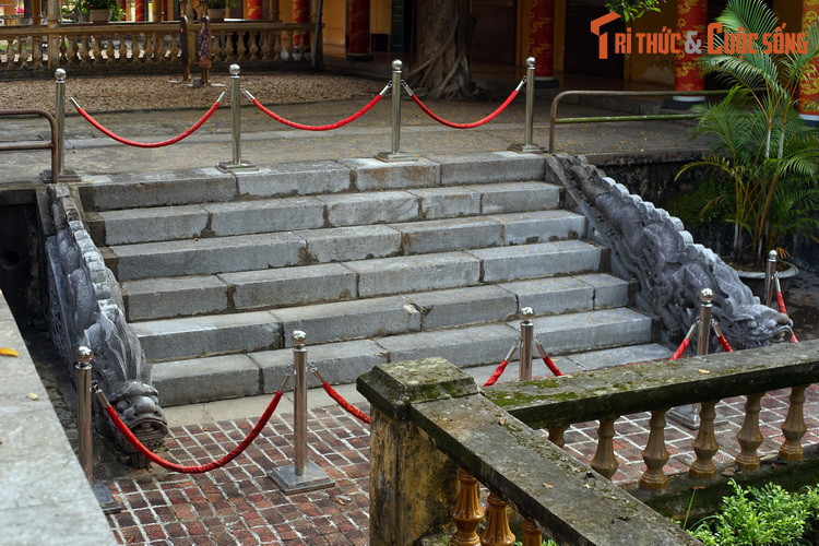 Cặp rồng này nằm ở hai bên của một lối lên xuống gồm 7 bậc đá. Quy mô của cặp rồng sau điện Kính Thiên nhỏ hơn và bậc đá cũng hẹp hơn nhiều so với bậc thềm chính ở phía trước.