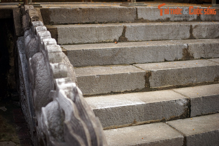 Vị trí cặp rồng đá nhỏ không nằm thẳng với trục chính của điện Kính Thiên mà lệch về một bên. Có thể trong quá khứ từng có một cặp rồng tương tự nằm đối xứng ở phía bên kia, tạo thành hai lối đi phụ phía sau cung điện.