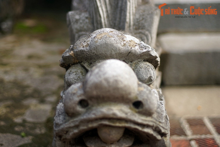 Mắt rồng tròn lồi, mũi lớn, miệng ngậm hạt ngọc.