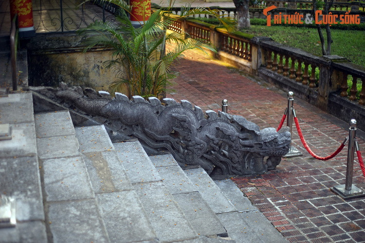 Mặc dù có quy mô nhỏ hơn và ít được nhắc đến, cặp rồng đá phía sau điện Kính Thiên vẫn là hiện vật vô cùng quý giá, mang giá trị tiêu biểu, nổi bật của Hoàng thành Thăng Long.