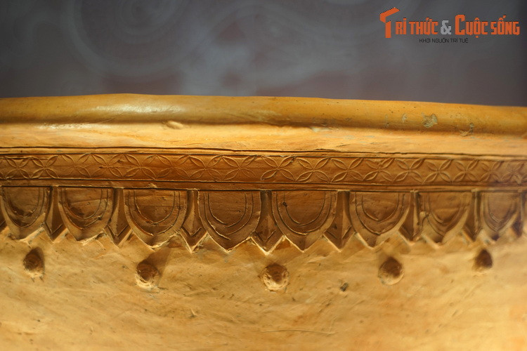 Đặc điểm nổi bật của chiếc chậu khổng lồ này là vai trang trí bằng hoa văn cánh sen đắp nổi và hoa văn hoa chanh khắc chìm. Dưới các cánh sen có núi tròn nổi lên, khoảng 2 cánh có một núm.