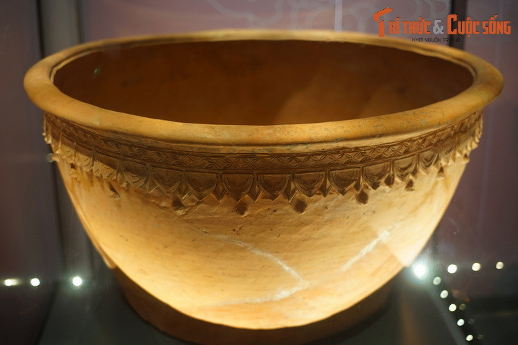 Đó là một chiếc chậu bằng đất nung khổng lồ, có đường kính miệng lên tới 1,27 mét, chiều cao 55 cm, đường kính đáy 77 cm, lớn nhất từng được phát hiện từ trước đến nay ở Việt Nam.