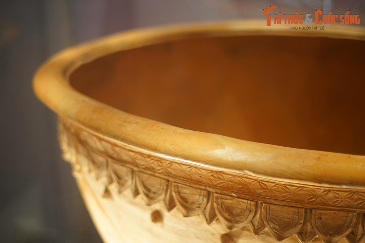 Chiếc chậu nằm trong lớp văn hóa thời Trần (thế lỷ 13-14), khi phát lộ đã bị vỡ một số mảnh. Sau đó hiện vật được phục chế, khôi phục lại diện mạo ban đầu.