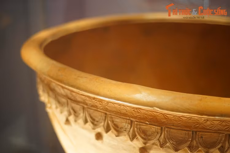 Chiếc chậu nằm trong lớp văn hóa thời Trần (thế lỷ 13-14), khi phát lộ đã bị vỡ một số mảnh. Sau đó hiện vật được phục chế, khôi phục lại diện mạo ban đầu.