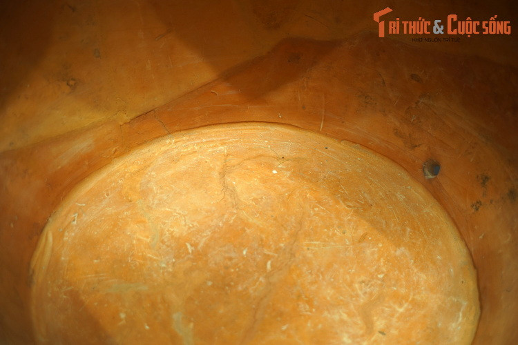 Tại ví trí tiếp giáp đáy chậu có một lỗ nhỏ để thoát nước.