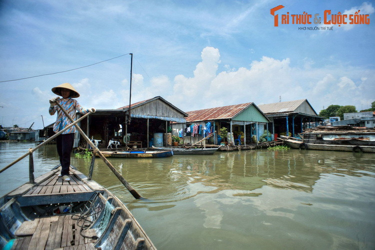 Phương tiện đi lại chủ yếu của người dân làng bè là các loại xuồng, ghe. Những chiếc xuồng nhỏ có vai trò như xe máy, có thể len lỏi đến mọi ngõ ngách. Đây cũng là phương tiện lý tưởng để du khách khám phá cuộc sống ở làng.