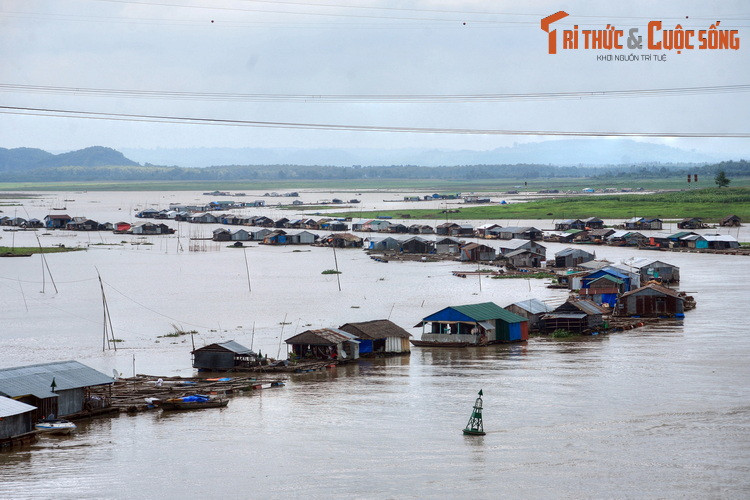 3. Nằm trong lòng hồ Trị An, thuộc địa phận huyện Định Quán, tỉnh Đồng Nai, làng bè La Ngà là nơi hơn hàng trăm hộ dân sinh sống trên những ngôi nhà nổi. Ngôi làng này được nhiều người biết đến do nằm cạnh Quốc lộ 20, tuyến đường từ TP HCM đi TP Đà Lạt và các tỉnh Tây Nguyên.