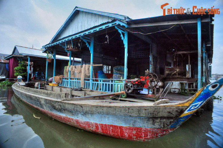 Với sự hiếu khách của cư dân làng bè, du khách có thể vào trong nhà tham quan, khám phá các hoạt động liên quan đến việc nuôi cá, thậm chí trực tiếp cho cá ăn.