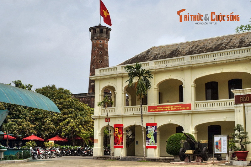 Trở lại với Bảo tàng Lịch sử Quân sự Việt Nam, cơ sở hạ tầng của Bảo tàng này là khu nhà thuộc trại lính thông tin của quân đội Pháp xưa, được xây dựng từ những thập niên cuối thế kỷ 19, khi người Pháp bắt đầu chuyển đổi thành Hà Nội thành sở chỉ huy.