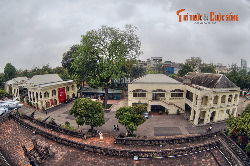 Phong cách kiến trúc này bắt đầu hình thành từ khu Nhượng địa ở Hà Nội, với những ngôi nhà làm việc, nhà ở cho sĩ quan và binh lính Pháp vào buổi đầu lực lượng này đồn trú ở thành phố lớn nhất miền Bắc.