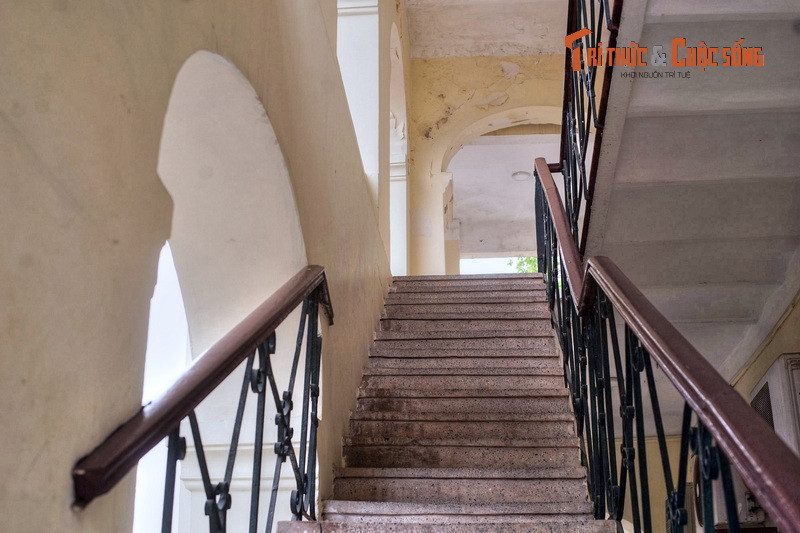 Sau khi chiếm được thành Hà Nội, các công trình dạng này tiếp tục được người Pháp xây trong thành cũng như trên trục đường nối khu Nhượng địa với thành Hà Nội và khu vực xung quanh hồ Hoàn Kiếm, hình thành nên phong cách kiến trúc Tiền thực dân.