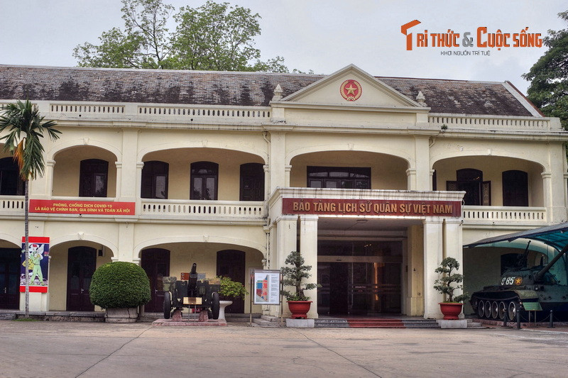 Theo Thạc sĩ - KTS Trần Quốc Bảo (Giảng viên Khoa Kiến trúc và Quy hoạch, ĐH Xây dựng), Bảo tàng Lịch sử Quân sự Việt Nam là một công trình tiêu biểu cho phong cách kiến trúc Tiền thực dân, một trong những phong cách chủ đạo của kiến trúc Hà Nội thời kỳ Pháp thuộc.