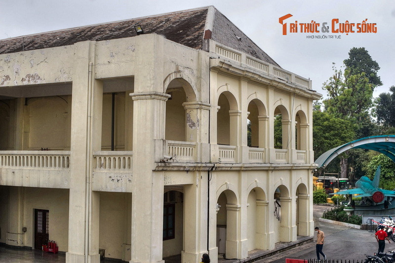 Với mong muốn có được những không gian phù hợp với chức năng cần thiết và tránh được cái nóng oi ả mùa hè, các sĩ quan công binh Pháp đã nghĩ ra một hình thức kiến trúc nhiệt đới đơn giản với các hành lang rộng bao lấy không gian chính.