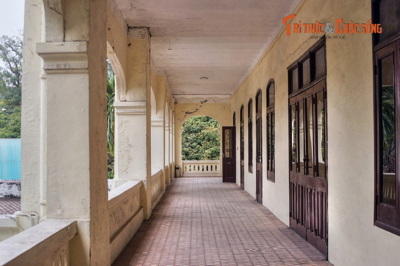 Về tổng quan, các công trình kiến trúc Tiền thực dân thường có mặt bằng hình chữ nhật đơn giản với hành lang rộng chạy xung quanh. Nhà thường có hai tầng, sàn tầng hai dùng dầm đỡ thép hình cuốn gạch ở trên. Mái dốc lợp ngói hoặc tôn.