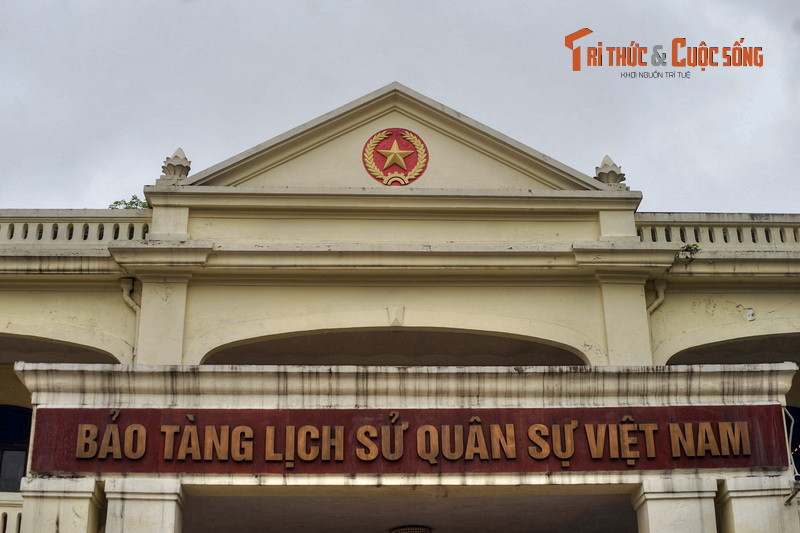 Tường chắn mái xây gạch dùng để trang trí mặt tiền có một vài hình thức tranh trí đơn giản như hàng con tiện hoặc đắp xi măng hình hoa lá. Hành lanh quanh nhà được tạo ra hình thức cuốn vòm hình cung hoặc bán cầu có khoá vòm.