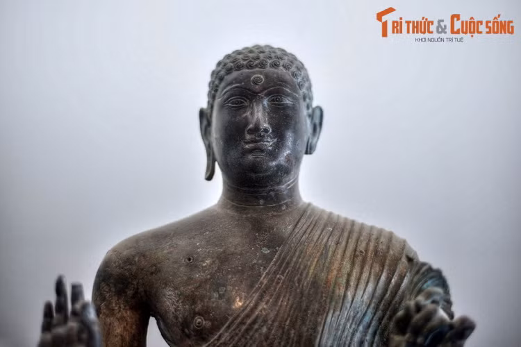 Tượng được đúc bằng chất liệu đồng thau, nặng 120 kg với chiều cao 120 cm, chỗ rộng nhất 38 cm và chỗ dày nhất là 38 cm, tạo hình Đức Phật trong tư thế đứng như đang thuyết pháp (chuyển pháp luân).