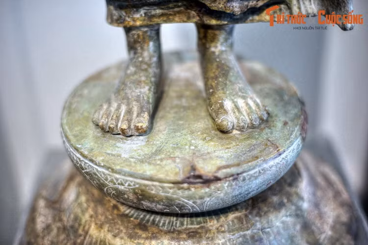 Pho tượng được xác định có niên đại vào khoảng thế kỷ 8 – 9, liên quan đến một giai đoạn Phật giáo ở Chăm Pa phát triển hưng thịnh nhất. Đó là thời kỳ thuộc triều Indravarman II, còn gọi là “Vương triều Đồng Dương” hay “Vương triều Phật giáo”.