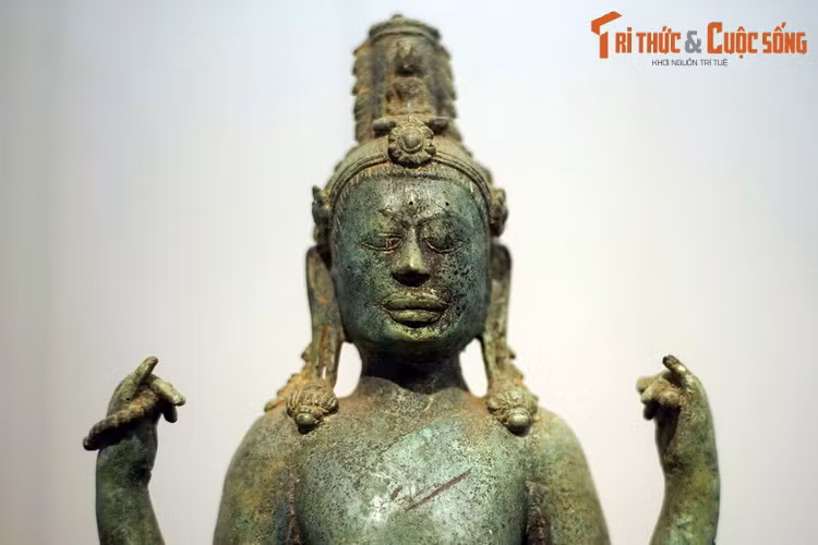 Tượng có chiều cao 64 cm, chiều ngang 25 cm, được thể hiện trong tư thế đứng, ngực nở eo thon, mang trang sức ở tai, cổ, bắp tay. Khuôn mặt tượng đầy đặn, đôi mắt mở, tóc búi cao có miện chạm hình Phật A Di Đà ngồi – dấu hiệu nhận biết đặc trưng của các bức tượng Bồ Tát Quán Thế Âm.