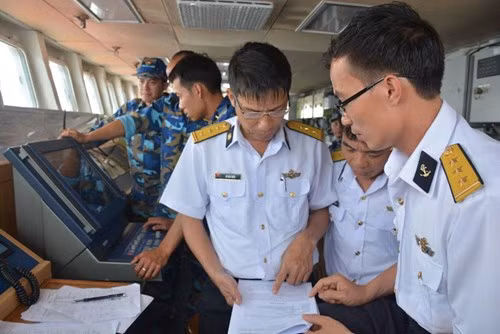 Bên cạnh việc cơ động theo đội hình, các tàu kết hợp diễn tập mã hóa và giải mã điện, thông tin liên lạc bằng cờ hiệu, ảnh đèn theo Bộ quy tắc ứng xử các tình huống gặp nhau bất ngờ trên biển (CUES), và chụp ảnh đội hình từ trên không. Theo nội dung tập luyện, tàu chỉ huy sẽ cung cấp các mã điện các tàu trong đội hình để giải mã và trả lời trong thời gian nhanh nhất. Hoạt động này giúp nâng cao hiểu biết chung giữa hải quân các nước. Trong ảnh: Thượng tá Đỗ Văn Triều, Trợ lý Phòng Thông tin, Quân chủng Hải quân (bên trái), đang trao đổi với nhóm sĩ quan tham gia diễn tập chia sẻ thông tin.