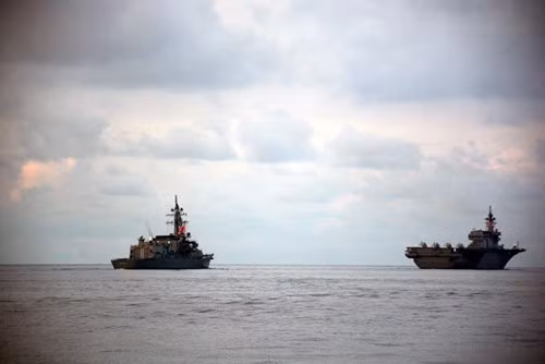 Tàu sân bay trực thăng 183 (phía trước) và tàu khu trục Sazanami 113 (phía sau) của Nhật Bản trong đội hình diễn tập. Trong các cuộc diễn tập và Lễ duyệt binh tàu quốc tế ở Singapore lần này, một số nước như Nhật Bản, Malaysia, Brunei, Indonesia… cử hai tàu tham dự.