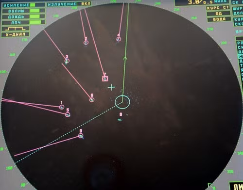 Màn hình ra-đa hiển thị các tàu đang phá vỡ đội hình mặt quạt. Trong suốt hơn 27 giờ kể từ sáng sớm ngày 11/5, các tàu tham gia thường xuyên cơ động để thiết lập đội hình, tách tốp hoặc tái hợp nhóm. Theo đó, các tàu phải giữ đúng phương vị và khoảng cách để chiếm lĩnh đúng vị trí trong đội hình.