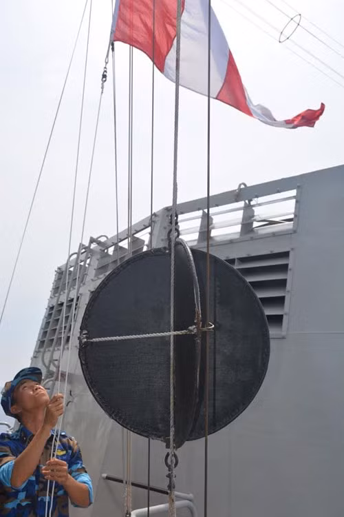 Trung sĩ Nguyễn Xuân Bảo, chiến sĩ tín hiệu Tàu 011, kéo cờ trả lời đã nhận được tín hiệu tàu bạn. Trong diễn tập đa phương lần này, ngoài việc diễn tập thông tin qua điện đàm, các tàu tham gia cũng diễn tập cờ hiệu và đèn hiệu bằng việc sử dụng bộ cờ tín hiệu quốc tế và bộ tín hiệu Hải quân quốc tế.