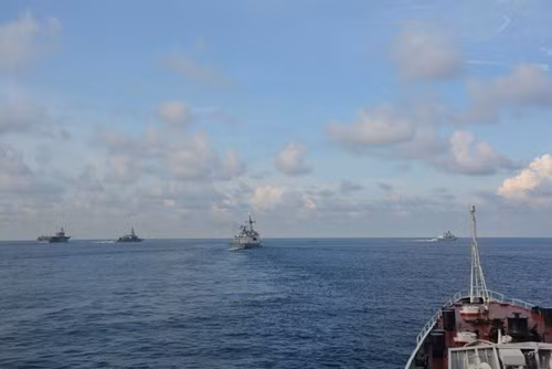 Tàu sân bay 183 lớp Izumo của Nhật Bản (ngoài cùng bên trái) chỉ huy Nhóm 2. Trong quá trình diễn tập, có lúc Nhóm 2 lại chia thành hai tốp chiến thuật. Tàu 011 thuộc Tốp chiến thuật 1 cùng tàu Stalwart của Singapore; tàu sân bay trực thăng 183 và tàu khu trục Sazanami 113, lớp Takanami của Nhật Bản; và tàu KD Lekir 26 của Malaysia.