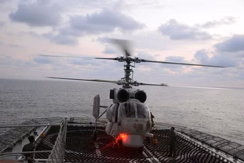 Máy bay trực thăng Ka-28 của Lữ đoàn 954 Không quân Hải quân theo tàu 011 được đưa ra sấy máy và kiểm tra các điều kiện kĩ thuật. Trong môi trường biển, các yêu cầu bảo đảm tình trạng kĩ thuật và sẵn sàng chiến đấu với máy bay theo tàu rất khắt khe. Chiều 12/5, Tàu 011 về vị trí neo đậu ở Quân cảng Changi, Singapore, sẵn sàng cho các hoạt động như Lễ duyệt binh tàu Hải quân quốc tế và Triển lãm Quốc tế về Hàng hải quốc phòng châu Á 2017.