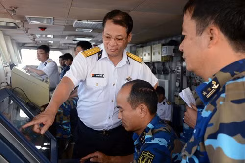 Đại tá Lê Hồng Chiến, Phó tư lệnh Vùng 4 Hải quân, Trưởng đoàn công tác (quân phục màu trắng) chỉ đạo Tàu 011 tham gia các hoạt động diễn tập. Theo kế hoạch, 30 tàu Hải quân của 20 nước được chia làm 3 nhóm để thực hiện các nội dung diễn tập ở eo biển Malacca và Nam Biển Đông. Tàu 011 - Đinh Tiên Hoàng của Việt Nam thuộc Nhóm 2, cùng với 9 tàu của Canada, Pháp, Nhật Bản, Pakistan, Hàn Quốc, Phillippines, và Mỹ diễn tập khu vực Nam Biển Đông.