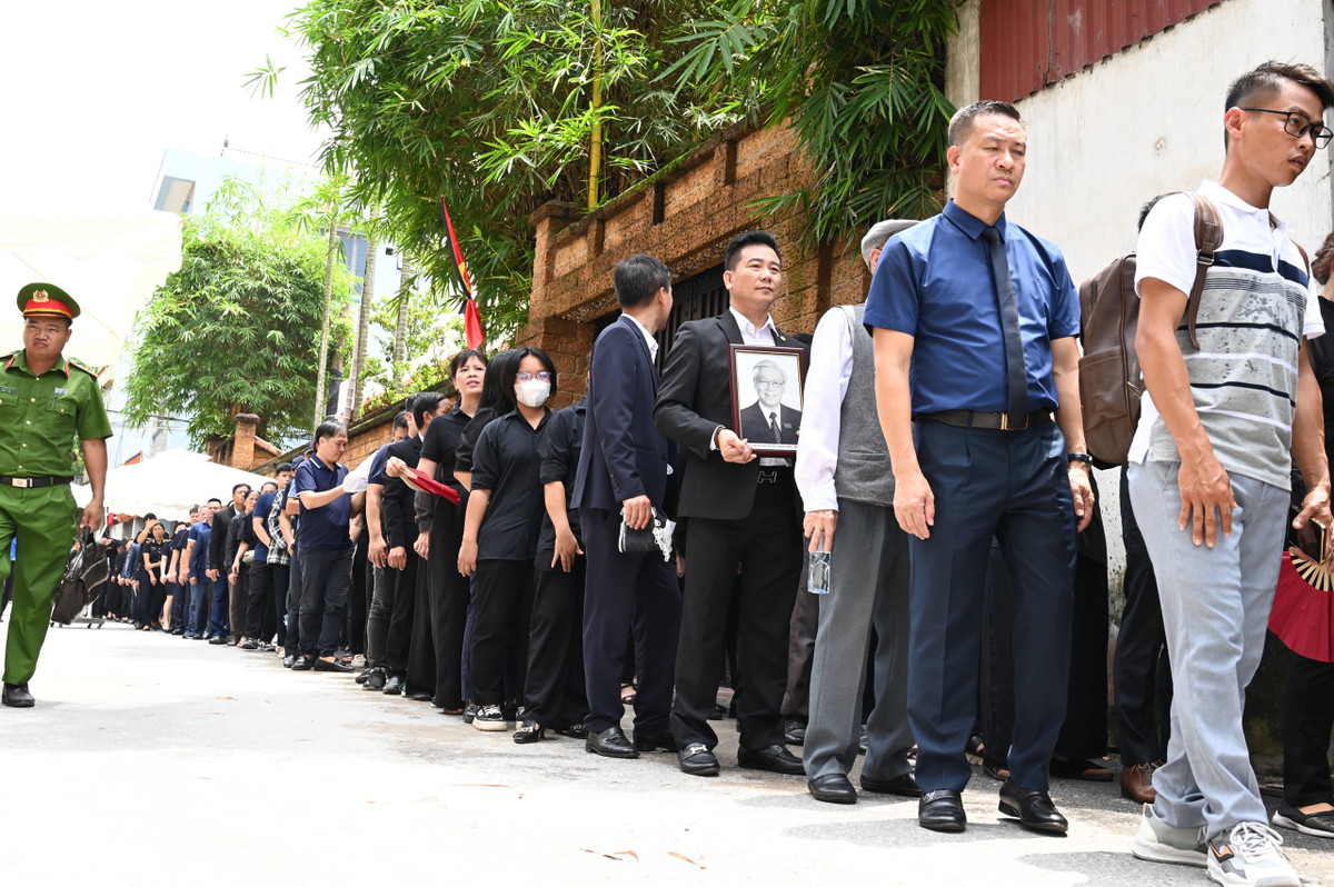 Người dân khắp nơi đến huyện Đông Anh (Hà Nội) xếp hàng để viếng và tiễn đưa Tổng Bí thư Nguyễn Trọng.