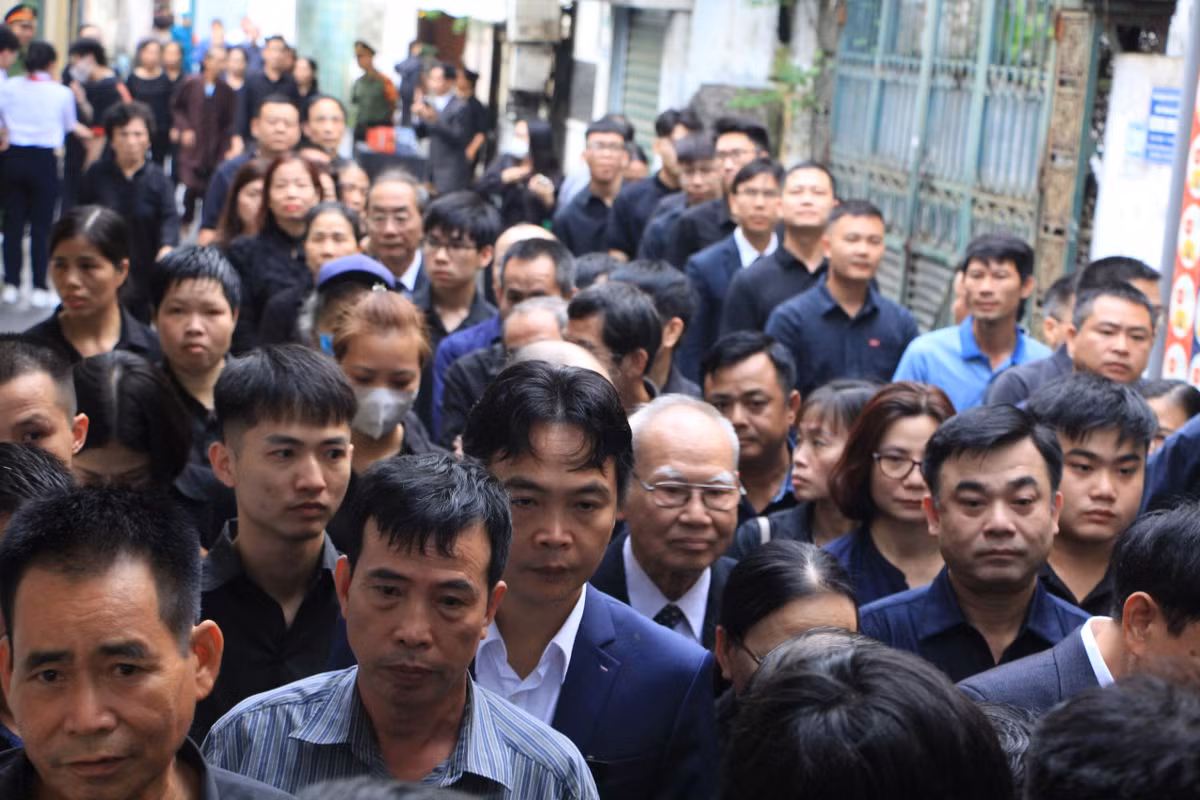 Người dân trật tự xếp hàng chờ viếng Tổng Bí thư Nguyễn Phú Trọng.