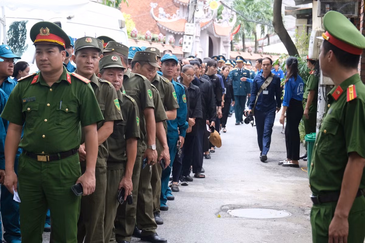 Các lực lượng ngành vũ trang chờ vào viếng Tổng Bí thư Nguyễn Phú Trọng.