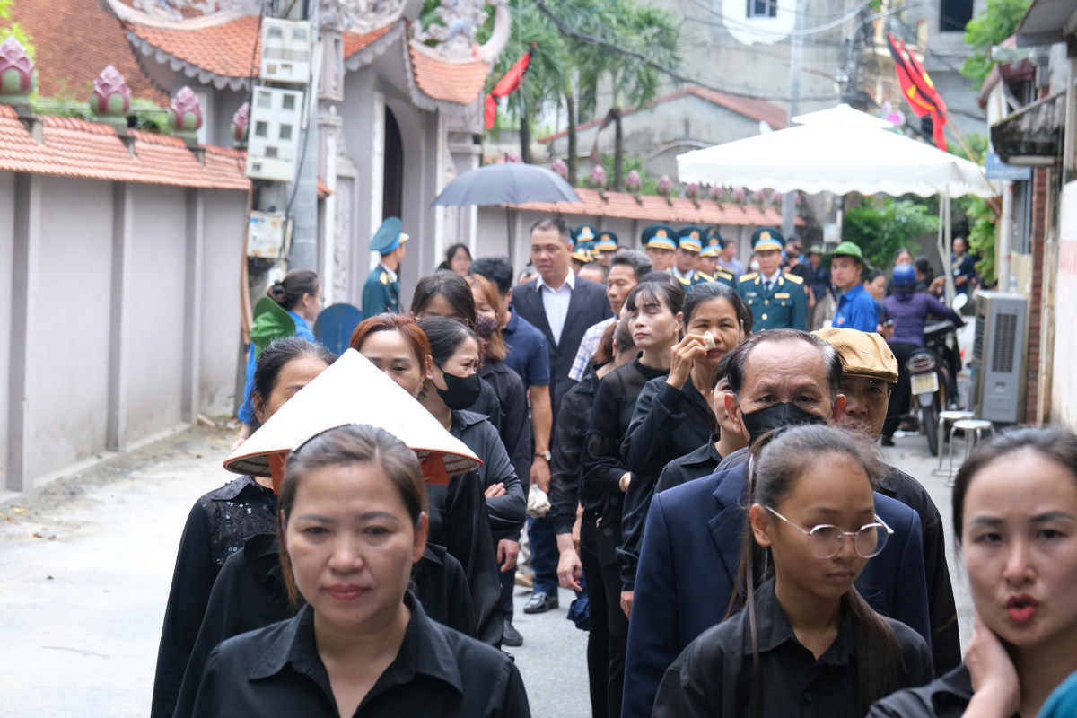 Những giọt nước mắt tiếc thương chực rơi trên khóe mắt của người dân.