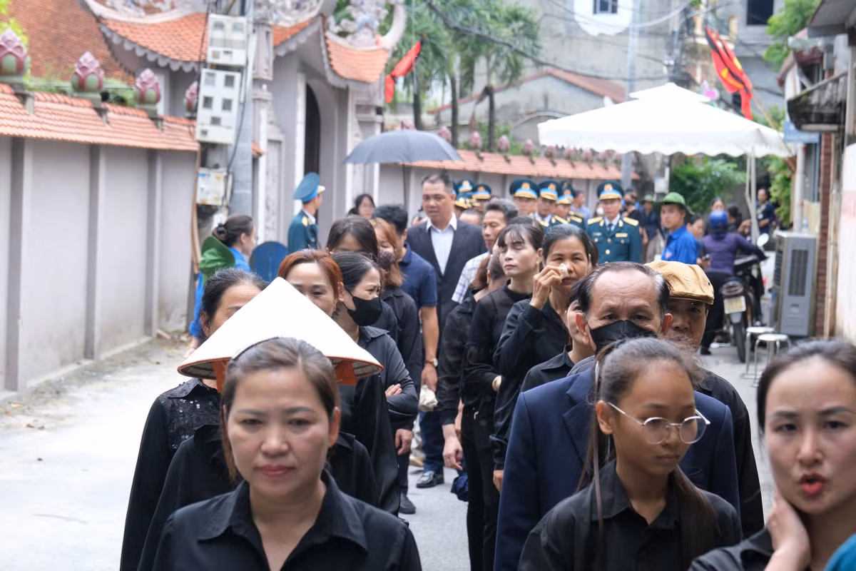 Những giọt nước mắt tiếc thương chực rơi trên khóe mắt của người dân.