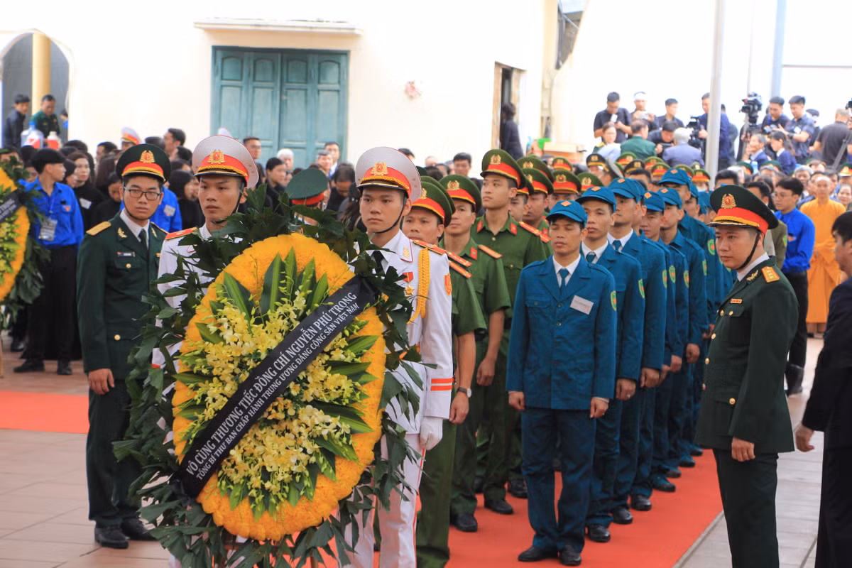 Trang nghiêm, kính cẩn viếng Tổng Bí thư Nguyễn Phú Trọng.